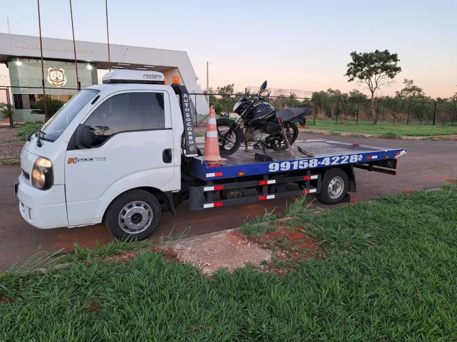 GUINCHO kia bongo k2500 ano 2013, pneus novos, ar condicionado elétrico,  pintura nova