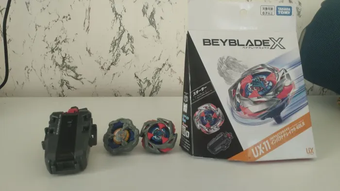 Beyblade X Roar Tyranno 9-60GF + Impact Drake 9-60LR + String Launcher Hasbro e Takara.