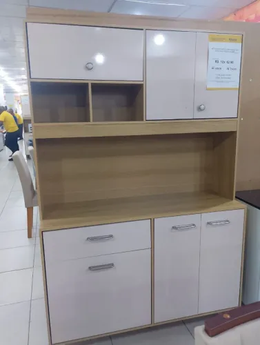 Armário novo de pé na caixa precisa ser montando