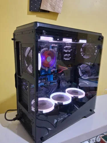 Gabinete com Windows instalado 