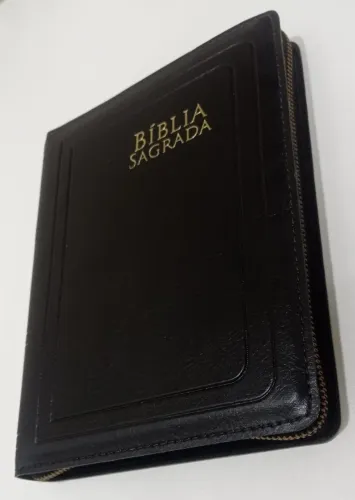 Bíblia Sagrada cristã com lateral dourada e capa em couro preto com zipper