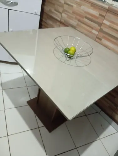Mesa com quatro cadeiras