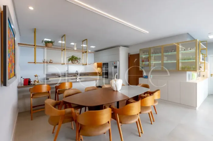 CASA FINAMENTE MOBILIADA NO CONDOMÍNIO CALEDÔNIA EM CAMBORIÚ-SC