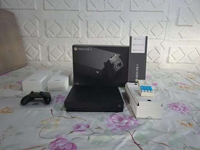 Xbox One X 1TB Completo + Pilhas Recarregáveis