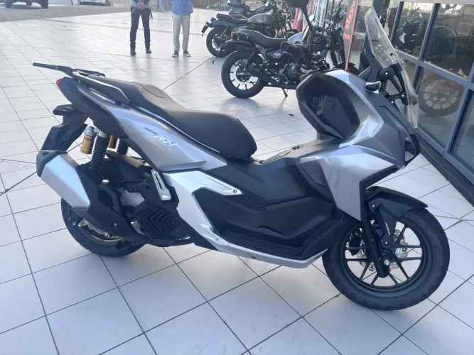 Honda ADV 160 2025 - Vendedora Fernanda