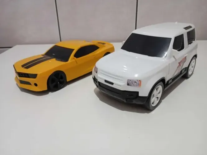 Vendo dois carrinho de brinquedo