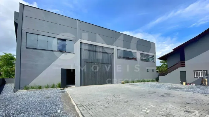 Galpão com Casa Comercial à venda no bairro Passo Manso em Blumenau - 565m²