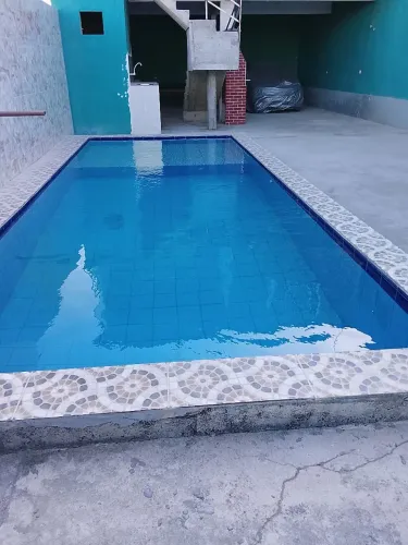 Disponível espaço de lazer com piscina, dormitórios e cozinha.