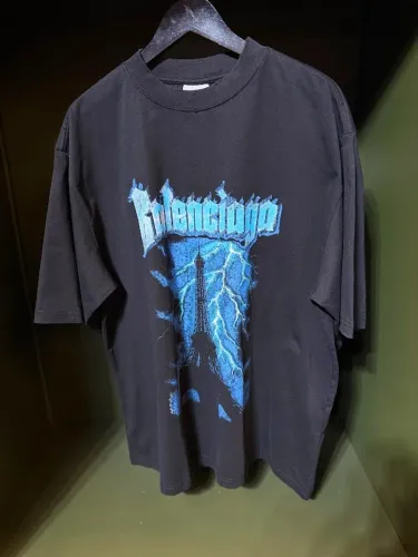 CAMISETA BALENCIAGA - PRETA TORRE - TAM. M / L