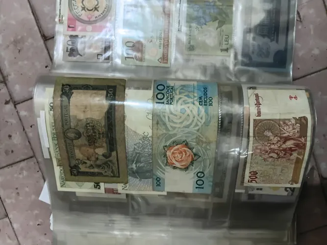 Coleção de cedulas e moedas