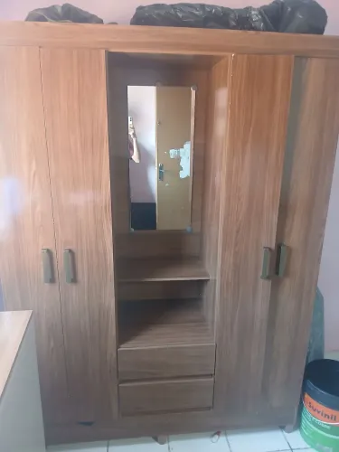 Vende-se este guarda roupa e esta cômoda, 1000 reais os dois, motivos terei que ir embora!