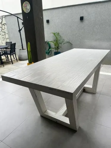 Mesa retangular de madeira