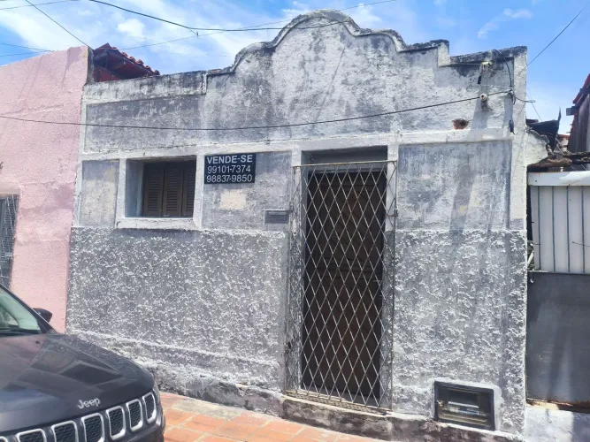 Vende-se casa no bairro de Lagoa. Seca, para reforma valor R$160mil reais