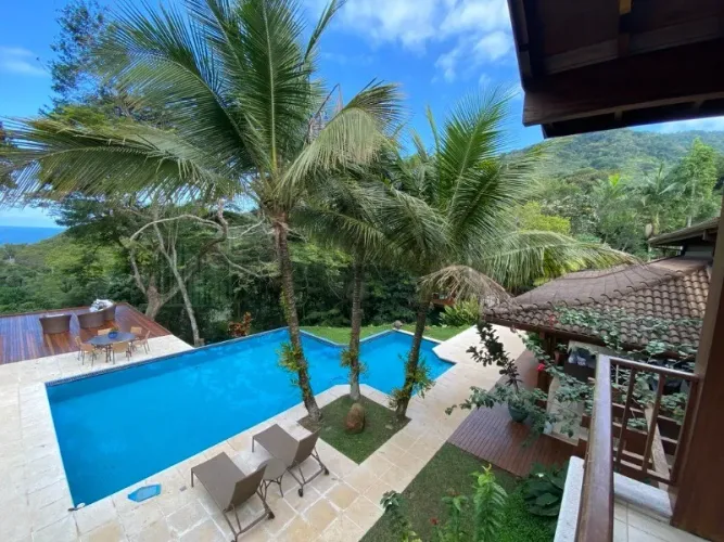 Viva na exclusividade do Condomínio Praia Brava, um verdadeiro paraíso à beira-mar localiz