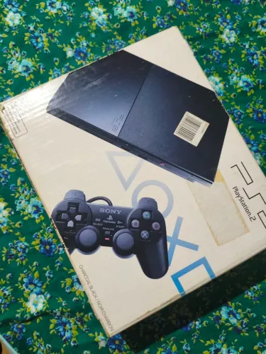Playstation 2 slim na caixa, com 3 controles um original e outro 2 paralelo,