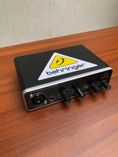 Interface de Áudio Behringer U-Phoria UMC22