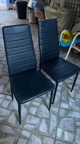 Vendo uma mesa de vidro usada com 4 cadeiras