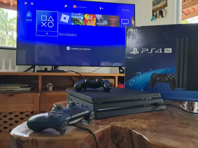 Ps4 Pro 1Tb + 8 jogos e 2 controles
