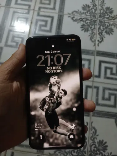 Vendo um iPhone 11 pro max saúde da bateria ? 100 64 gb valor 1.250