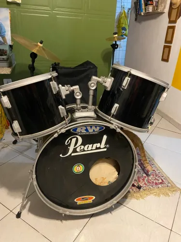 Bateria- bumbo, 2 tons, pedal e banco