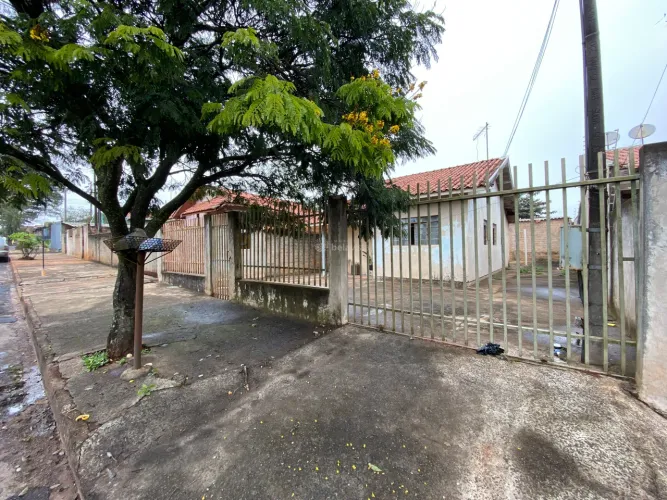 CASA À VENDA NO JARDIM ALTO DA BOA VISTA EM ARAPONGAS.