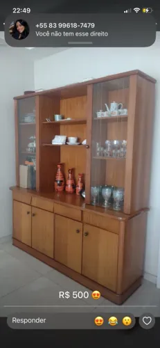 Armário antigo de madeira