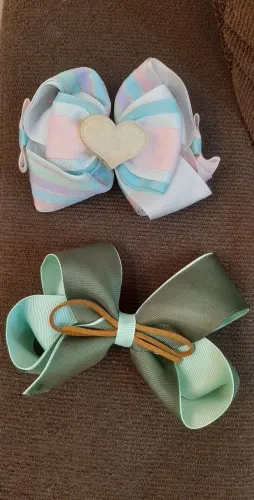 kit com 2 laços de gorgurão (liso e estampado)  e presilha "bico de pato" prateada.