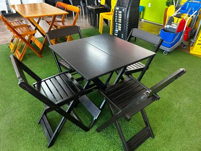 Mesa de madeira com cadeiras de madeira 