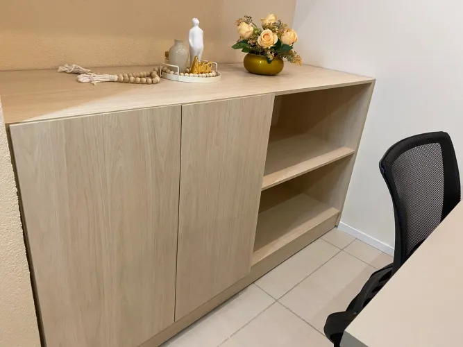 Móvel projetado com prateleira