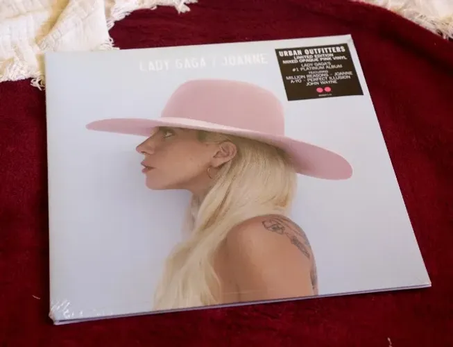 LP Lady Gaga Joanne vinil LACRADO rosa 2021 Urban Outfitters Pink Mixed Opaque