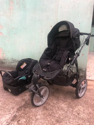 Carrinho de bebê com bebê conforto