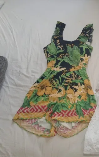 Macaquito Curto Estampado Floral Tropical com Barrado Geométrico e Alças Largas
