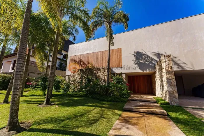 Elegância Atemporal com Piscina Natural, Elevador e Móveis Exclusivos em Condomínio Privad