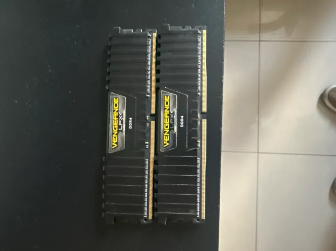 8GB RAM DDR4 - Vengeance Corsair 2x4GB 2400MHz