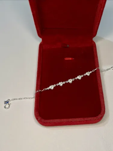 Esta é uma pulseira de prata 925 com pingentes com cinco corações modelo elo 