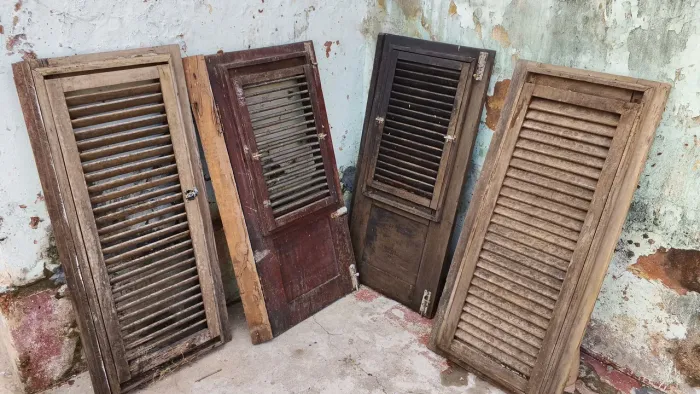 4 janelas de madeira com persianas