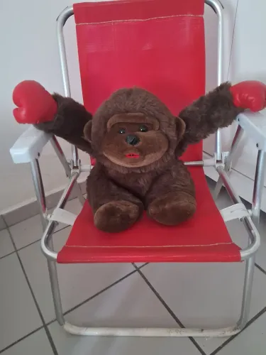 Gorila pelúcia marrom boxeador, altura sentado 35cm ,de uma mão á outra 70cm. Higienizado