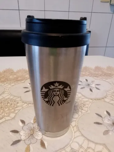 Copo térmico Starbucks.