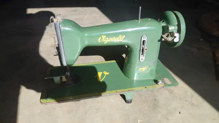 Máquina de costura Vigorelli (não funciona)