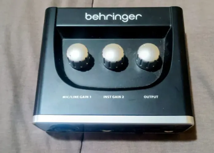 Interface de Audio Behringer U-Phoria UM2