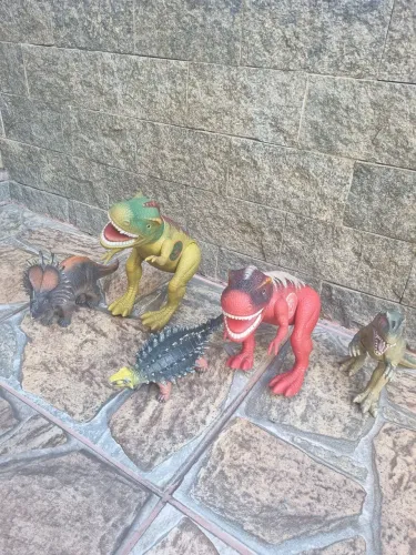 Vendo 5 bonecos dinossauros de borracha em perfeito estado.