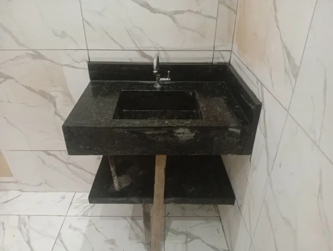 Bancada de banheiro no verde Ubatuba escupida com prateleira