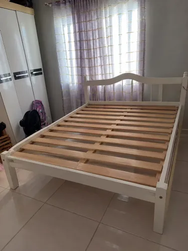 Cama de casal de madeira 