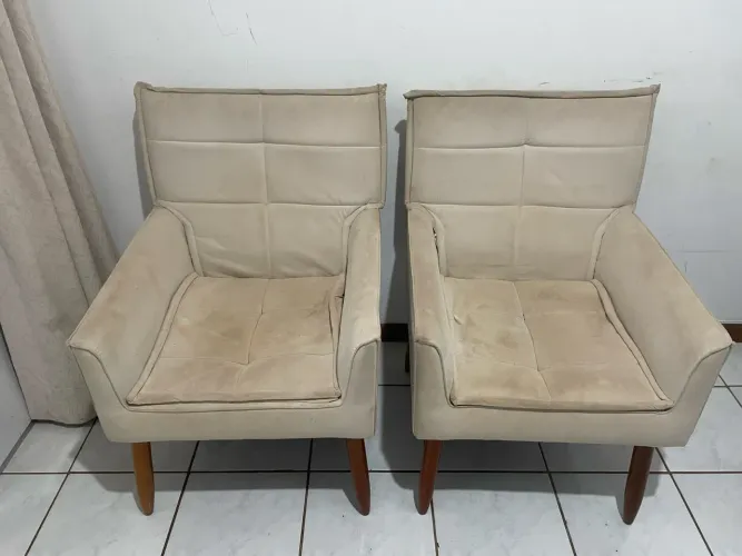 Par de Poltronas Usadas Dominic Decor - Pés de Madeira