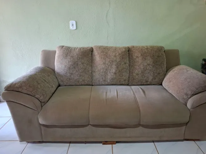 Sofá de 2 e 3 lugares super confortável ,em perfeita condições de uso ,cor berge!