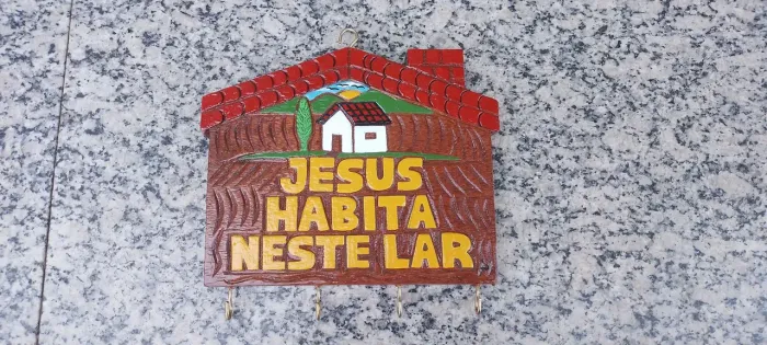 Placa entalhada em madeira dizeres bíblicos 
