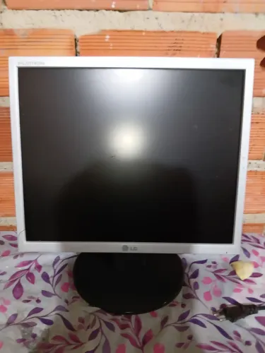 Monitor Flatron L1753T - SF, 110v/220v, 60/75hz, Negocio o valor.