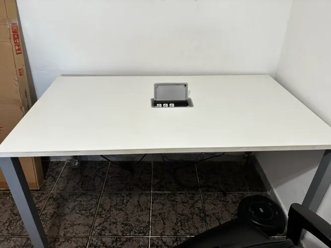 Mesa de escritório com tomada