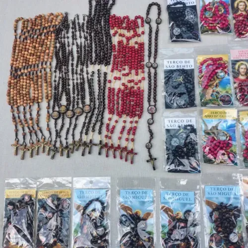 LOTE DE TERÇOS RELIGIOSOS NOVOS COM 67 PEÇAS