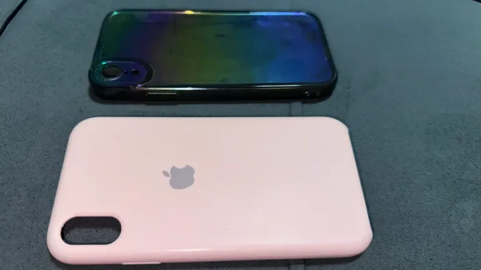 2 capinhas anti-impacto para iphone XR - capinha Rosa Bebê original e capinha Holográfica